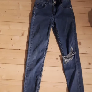tajta hål jeans från cubus - i bra skick. jättesköna och sitter bra kontakta mig om ni vill ha mer info. 150 kr inkl frakt.