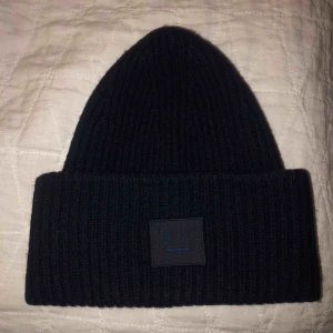  - Mörkblå Acne mössa jätte fint skick Du står för frakt