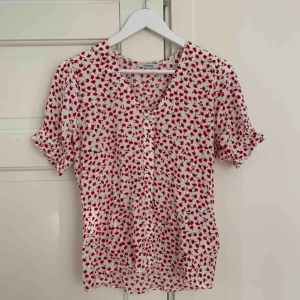  - Helt oanvänd linne från Chiquelle. Storlek S men passar även XS