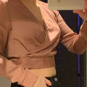  - Skitfin topp från H&M, bandet som sitter på baksidan kan man knyta på olika sätt som jag visat på bilderna, tycker tröjan är supersöt speciellt hur den är v ringad men är för liten för mig tyvärr. 