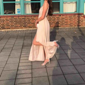  - Jätte söt bal/ bröllopsklänning använd en gång, säljer för att den ej kommer till användning. 