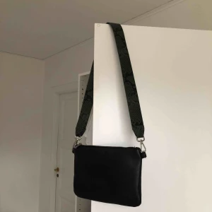  - Väska med band från Don Donna, sparsamt använd. Säljer väskan för 45kr och väskbanden för 10kr st. Möts upp.