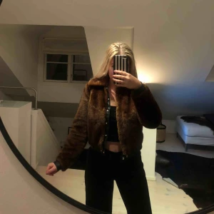  - Jag säljer denna super snygga pälsjacka! Aldrig använda💗 Kan mötas upp i Stockholm, men kan också posta! Jackan är i storlek 34,skulle säga att den är en S liten M😊Det är bara att skriva till mig om du vill ha fler bilder🥰