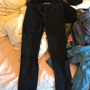  - Jeans från Nelly med hål i , kostat 299kr säljer för 50kr exklusive frakt  på grund av att dem är lite slitna men ändå fortfarnde väldigt sköna!
