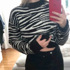  - Zebra print stickad tröja från NAKD. Använd fåtal gånger 