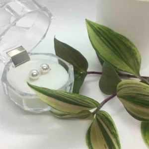  - Material : äkta Swarovski kristall täckts med skimrande pärlemoryta  Metal : silver 925 / stämplat  Storlek : 6mm