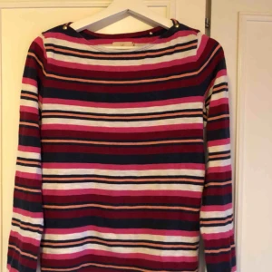  - Randig färgstark tröja i tunt stickat tyg! Använt skick men absolut inte urtvättad! 