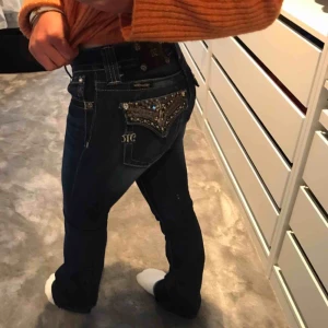  - Dessa fina byxor kommer ifrån märket miss me och är använda fåtal gånger, de är i väldigt bra skick. Nypris 1600 