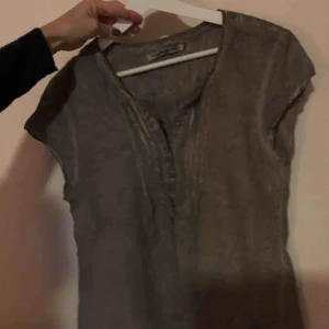  - Batikinspirerad grå blus i storlek L men passar även M beroende på önskad passform.