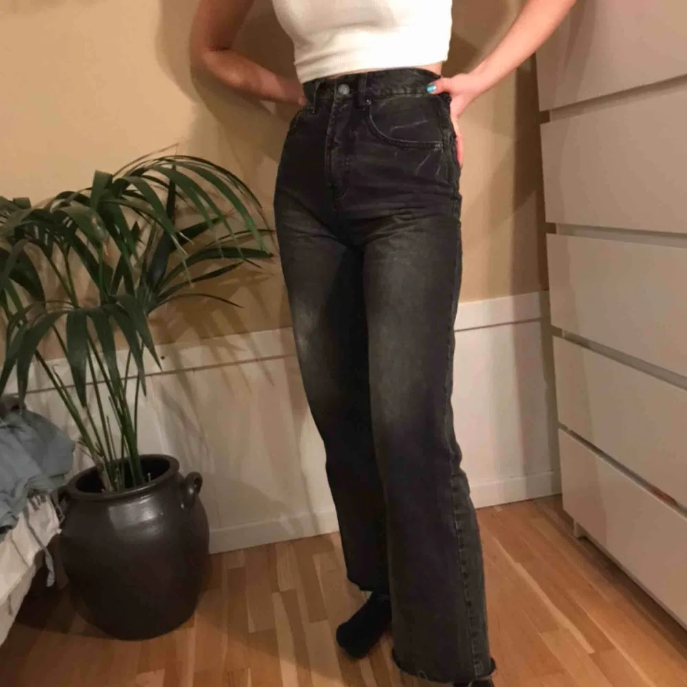 Coola jeans från cheap monday, köpta från weekday :) Sitter bra på mig och jag är 165cm och har vanligtvis 25 i midjemått på jeans. Möts i Stockholm helst, kan också frakta. 🦋 . Jeans & Byxor.