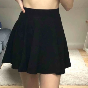  - Svart kjol i skater modell. Väldigt bra skick. Frakt på 10kr 