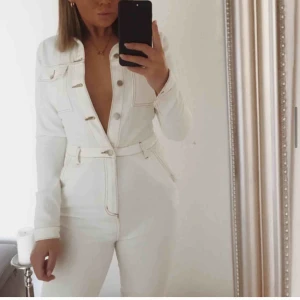  - Jeansjumpsuit i vit