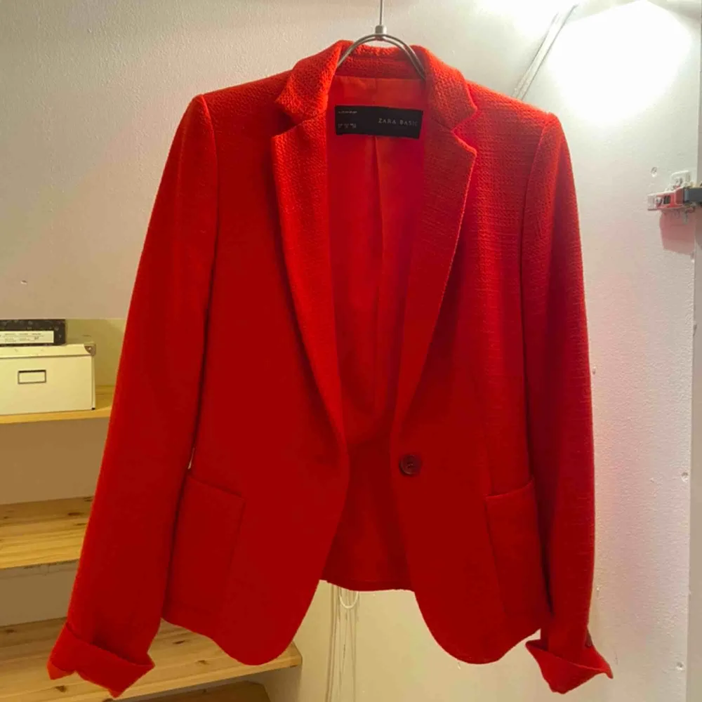 Röd kavaj från Zara som är använd ett fåtal gånger och i mycket fint skicken . Kostymer.