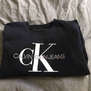  - Säljer en svart sweatshirt från Calvin Klein. Använd fåtal gånger och i ett bra skick.