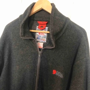  - Fjällräven tjocktröja / fleece - trevligt använt skick - Kan hämtas i Uppsala eller skickas mot fraktkostnad. Large på lappen men mycket rymlig 