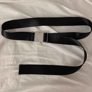  - Supertrendigt bälte som passar till både byxor, klänningar & tröjor! Från bikbok och endast använt ca 3 gånger. Nypriset var 150kr. Säljer även skärpet i beige/champagne färgad på min sida (helt oanvänt) 🥰🥰🥰 paketpris båda för 130kr