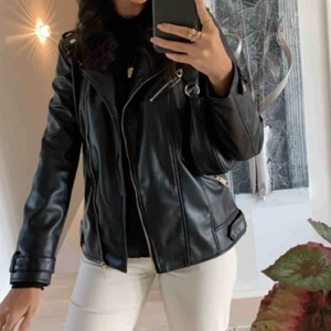  - Lite oversized Skinnjacka från Zara! Använd fåtal gånger