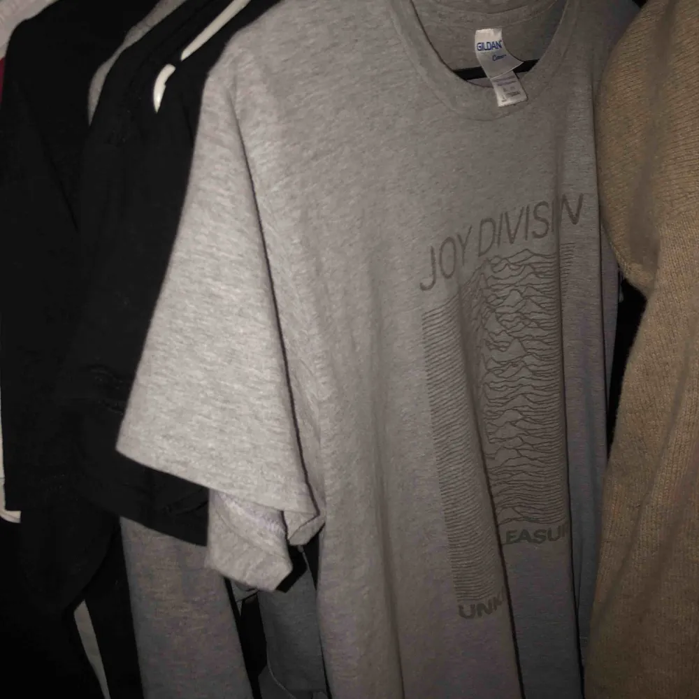 Joy division tröja, fett najs tröja fett najs band. Storleken är L men är mindre. 😘. T-shirts.