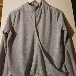  - Tröja med urringning. Strl S Köpare står för frakt 