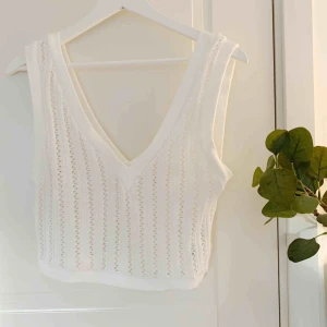  - Sommartopp💕 använd men i gott skick! V:et i fram är aningen snett som syns på bilden. Fraktar endast