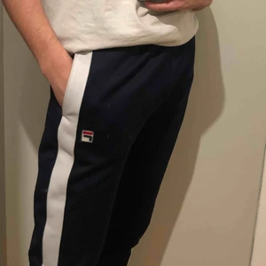  - Bekväma och härliga sweatpants från Fila!! Skicket är mycket gott 😊. Köpare står för frakt 💓.
