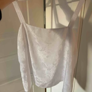  - Så himla fint linne som inte kommer till användning. Jättemjukt och fint material, silkes-liknande. Fraktar endast!