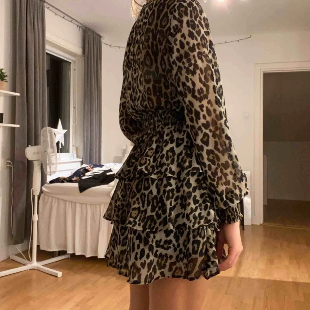 Leopardmönstrad klänning från Gina Tricot! Använd ett par gånger men är fortfarande i bra skick. Storlek 36 (S) men skulle säga att den också passar 38 (M). Frakt ingår redan i priset:) Kontakta mig för fler frågor/bilder💗. Klänningar.