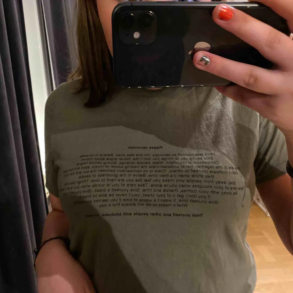 Tja nu säljer jag en cool militärgrön t-shirt med text på! Inte mycket använd och i bra skick! Köpt för 150/200kr kanske? . T-shirts.