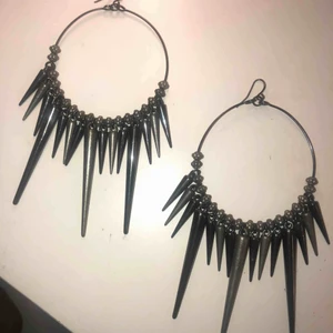  - Ett par gråsvarta/silvriga örhänge som knappt är använda. Snygga till en svart outfit 😍 frakt kostar 10kr 
