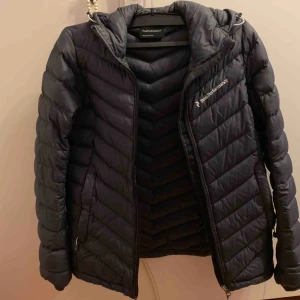  - Säljer min peak performance för att jag vill ha den i svart färg istället. Jackan är i jätte bra skick Köparen står för frakt!