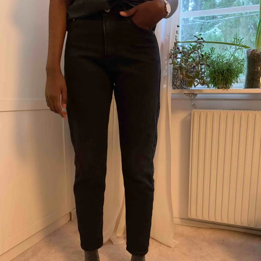 Väldigt fina svarta mom jeans, syns inte jättebra på bild men kan skicka fler bilder vid förfrågan. Köparen står för frakt😊. Jeans & Byxor.