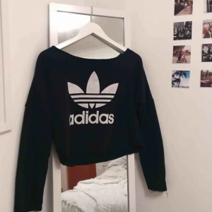  - Svart cropped adidas sweatshirt! (Det är inte äckta adidas), köpte den på en marknad i London! Men har aldrig fått användning för den!