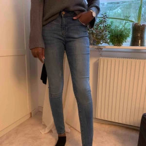  - Fina blåa low waist jeans. Kan användas som storlek 36 också. Kan skicka fler bilder vid förfrågan. Köparen står för frakt😊 (Säljer även den stickade tröjan på bilden och den hittar du på min profil). 