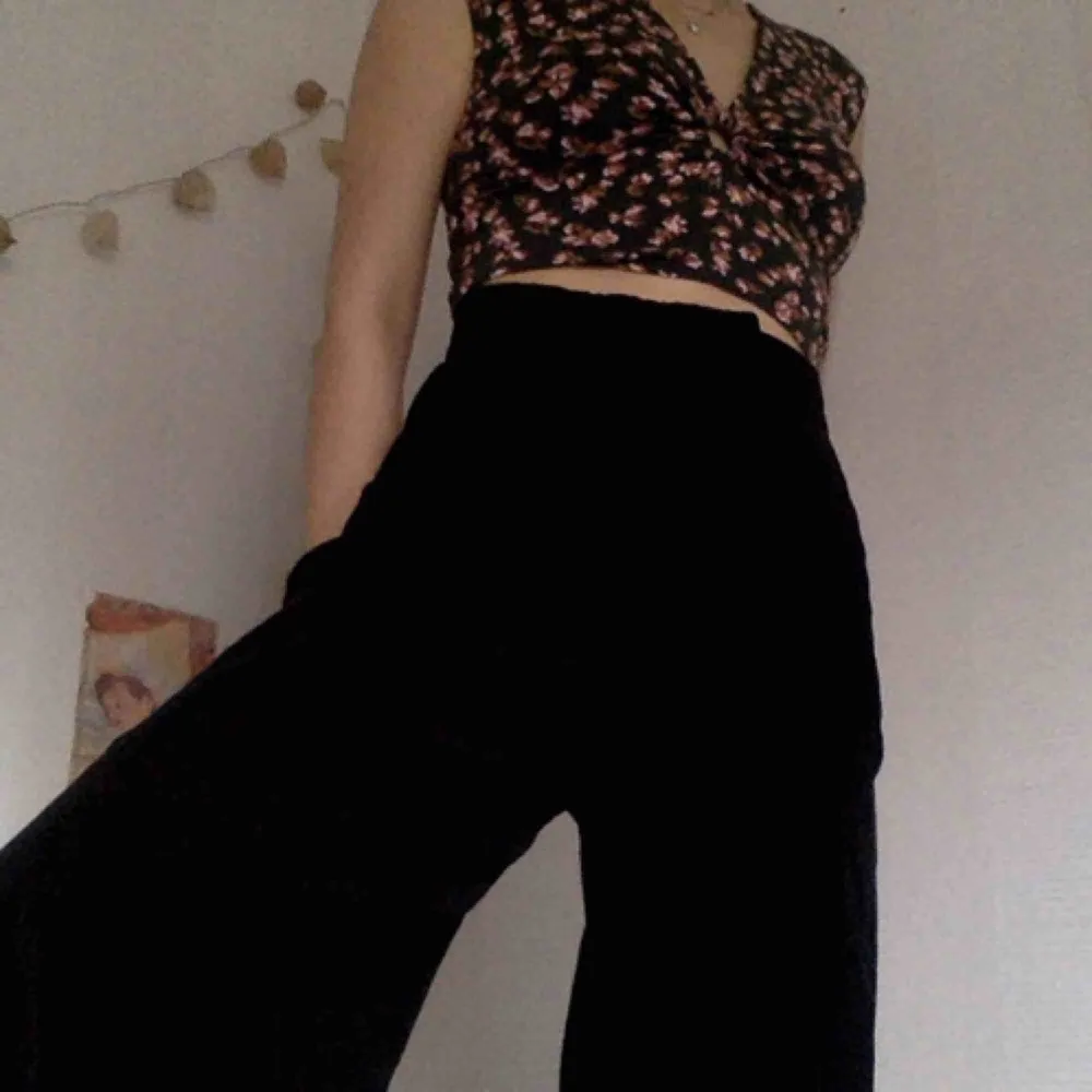 Svarta Manchester culottes som tyvärr är lite för stora för mig som är 156 cm :-(  endast provade . Jeans & Byxor.