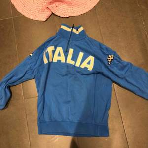 Vintage kappa tröja i blå färg. På bröstet står det Italia.