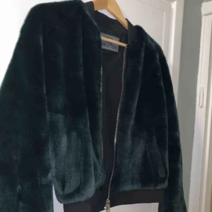  - Super len jacka från Brixtol i bomberjacks modell. Ny pris 2000kr