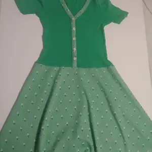 Grön klänning i retrostil av okänt märke, gott skick, storlek 38 (passar S-M skulle jag tro, rätt stretchig). Kan mötas upp i Stockholm eller skicka mot frakt 