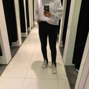  - Byxor med snygg slits.  Kom aldrig till användning därav säljer jag dom.