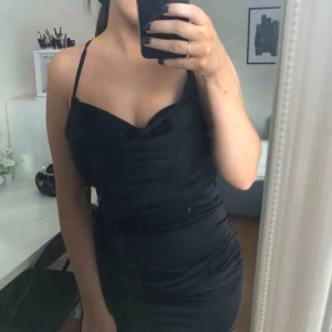  - Supersnygg  svart silkesklänning från Bohoo. Använt 1 gång så den är som ny! Köparen står får frakten😁