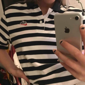  - En svartvit randig piké i Nike,storlek S! Inte används alla mycket kanske 3-4 gånger!