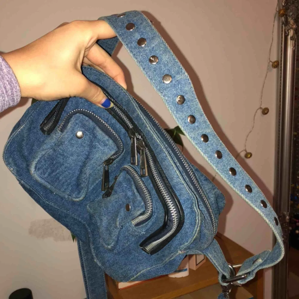 Väska från nunoo i jeans material, väl använd men fortfarande bra skick 🥰. Väskor.