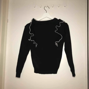  - Snygg svart stickad tröja storlek S super skön sticks inte 