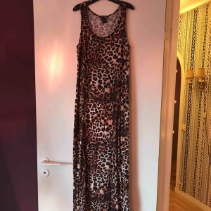  - Stretchig leopardmönstrad klänning.   Betala gärna med swish. Samfraktar om du vill köpa någon annan vara. 45 kr frakt.