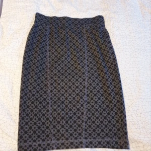  - Pennkjol som ger en hourglass figur deluxe (Har tyvärr inga vänner som kan ta bilder på mig så ni får ta mitt ord för det) Köpt i Italien.  Skickas (max 37kr frakt) eller möts i Göteborg.