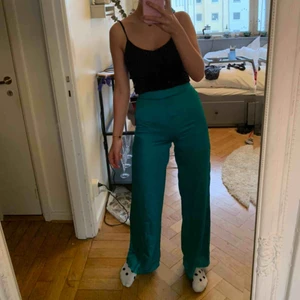  - Coolaste byxan i grönt sidenliknande material. Aldrig använda, lappen sitter kvar. Priset är exklusive frakt. 