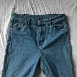 Fina ljusblåa jeans med superhög midja. Är lite halvstretchiga med tjockare tyg. Skulle säga att de skulle passa någon i L/XL . ord pris 600kr 
