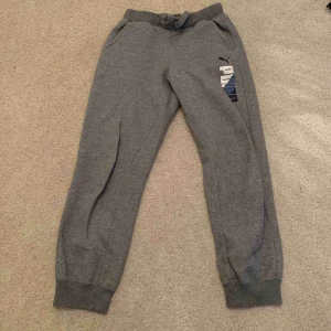  - Ett par sköna mjukisar med en liten detalj ficka där bak, snörning i midjan använda några få gånger 