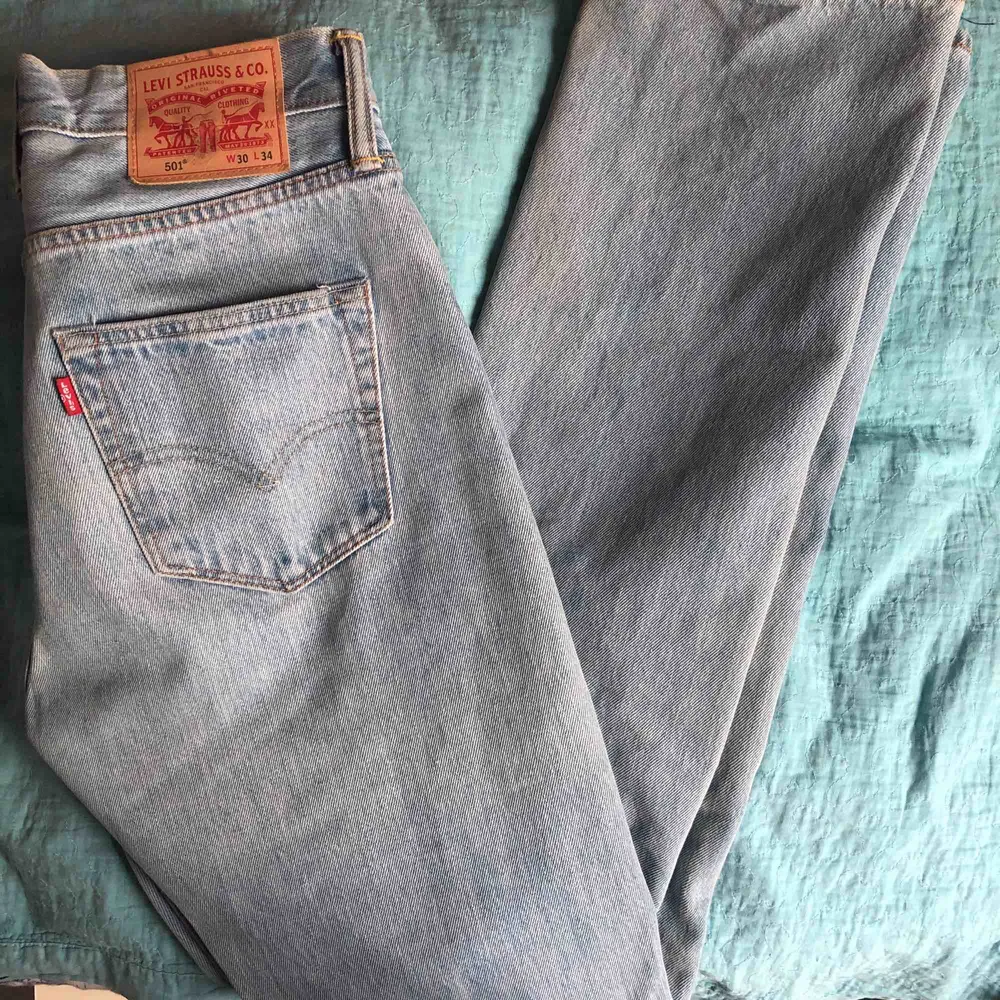 Ett par perfekta jeans från levis, lite utsvängda och så snygga i rumpan, väldigt långa de är w 30 och L34, vilket är väldigt snyggt!!! Köpta på second hand för 499 och helt felfria:). Jeans & Byxor.