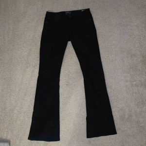  - Ett par svarta bootcut jeans från Crocker, väldigt stretchiga och snygg passform! 