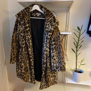 Kappa Leo - Kappa i leo-mönster, köpt från hm, nypris 700kr. Använd 2-3 gånger. 